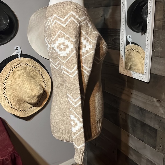 Brand New Woman’s Sweater - Picture 3 of 6